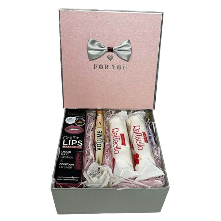 ForYou csomag fehér rózsával, ajakkészlettel, lánccal medállal és Raffaelo pralinéval