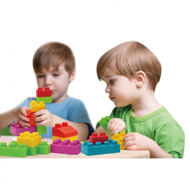 Set cuburi pentru constructii, realizate din plastic de diverse marimi ...