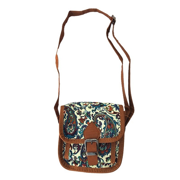 Szögletes textiltáska csattal, virágmintával, 16x17 cm