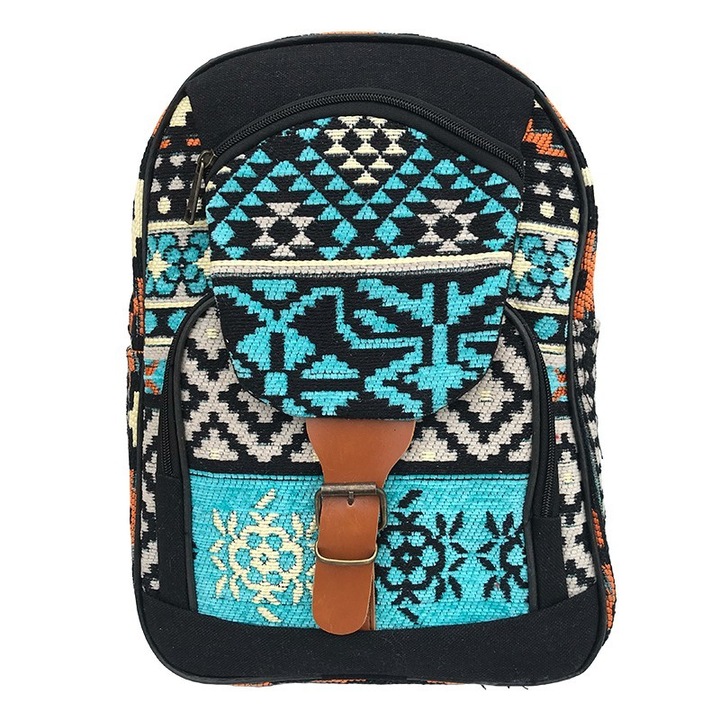 Textil hátizsák hagyományos mintával és nagy első zsebbel, csattal zárható, M1, 30x40 cm, OEM