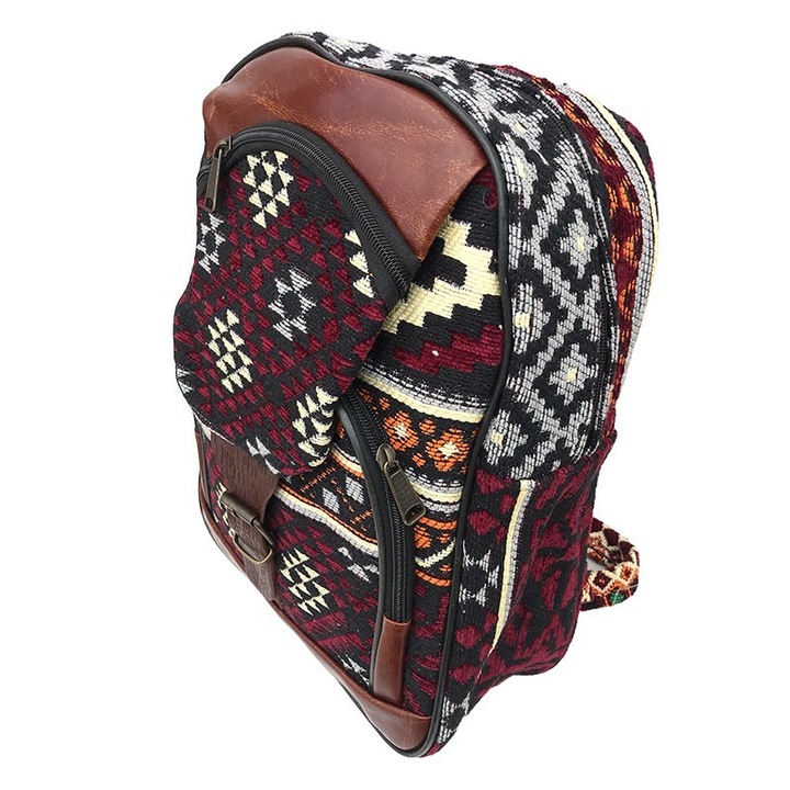 Textil hátizsák hagyományos mintával és nagy első zsebbel, csattal zárható, M3, 30x40 cm