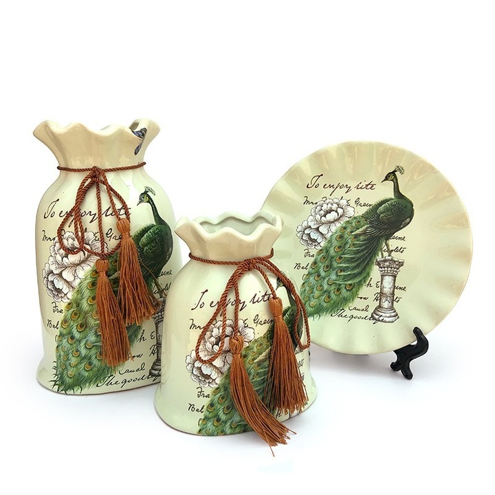 Set din ceramica format din doua vaze cu farfurie cu pauni desenati si cu snur, M1, 39x23 cm