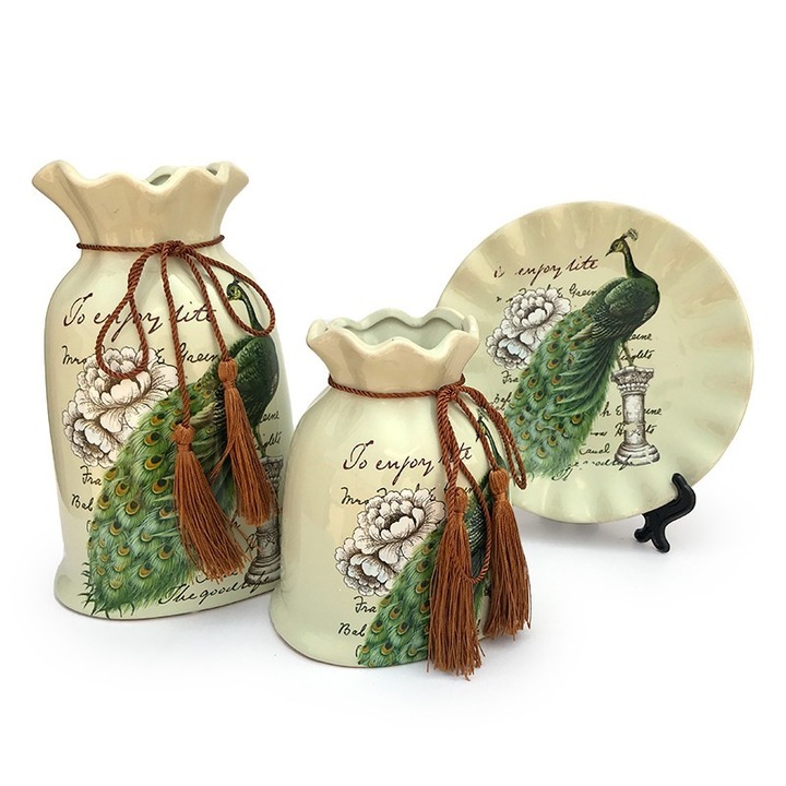 Set din ceramica format din doua vaze cu farfurie cu pauni desenati si cu snur, M2, 39x23 cm