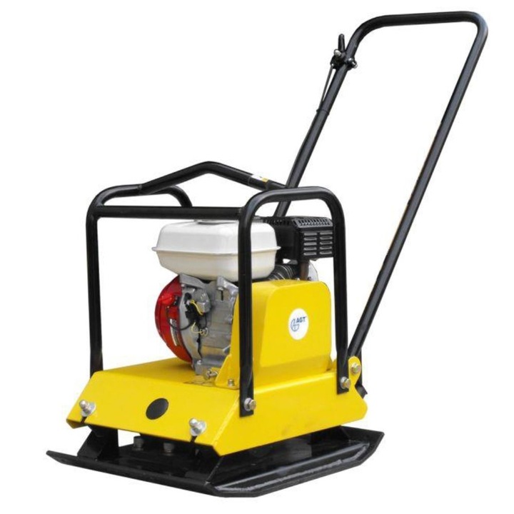 Placa compactoare unidirectionala AGT PCL 90, motor HONDA GX 160, 5.5 CP, 4 timpi, benzina 3.1 L, 90 kg, forta centrifuga 15 kN, dimensiuni placa 500 x 450 mm, pad vulkolan, roti transport