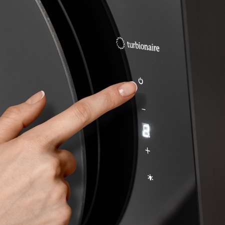 Hota de perete Turbionaire Lisa 60 Wall Black, 800 mc/h, Clasa A++, Motor brushless, Panou frontal sticla, Display digital, Control tactil, Iluminare LED 4000K, Aspiratie perimetrala, 3 viteze + Boost, Filtru Aluminiu in 5 straturi