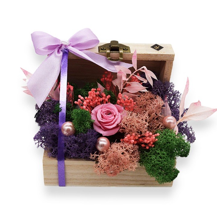 Aranjament floral, cu trandafir criogenat, licheni conservati, perle si broom, in cutie tip cufar, cu funda mo, Velve, 11x6x10 cm