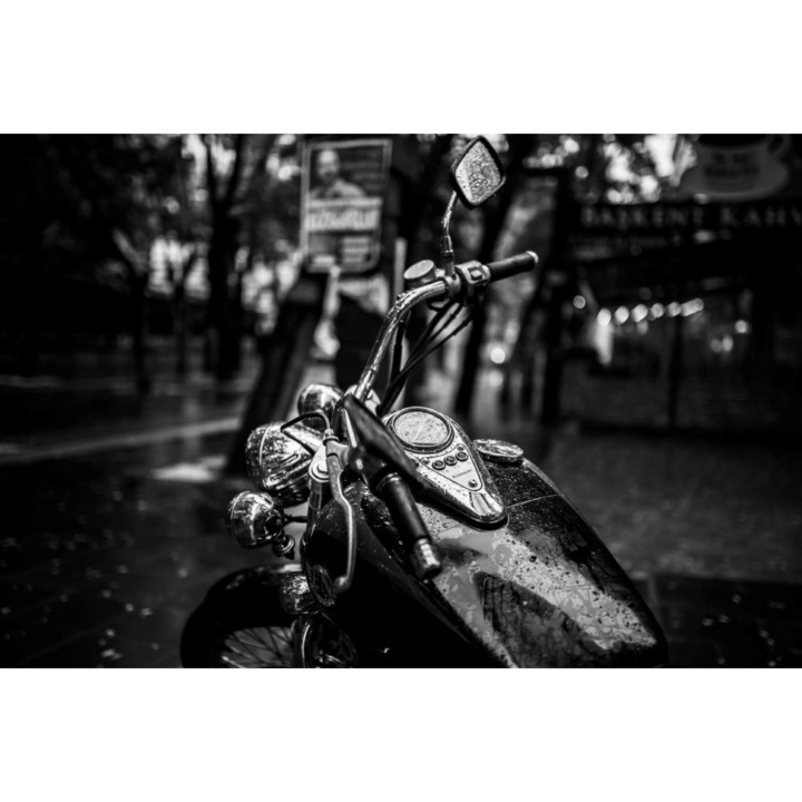 PVC öntapadós tapéta - Fekete Motorkerékpár az esőben, 100 x 150 cm