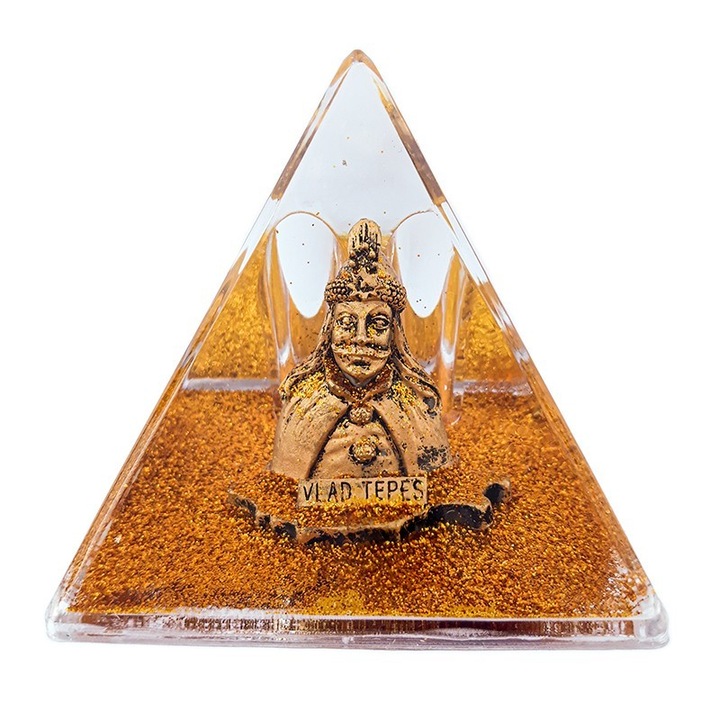 Piramida din plastic, cu lichid si sclipici, cu Vlad Tepes, auriu, 8x8 cm
