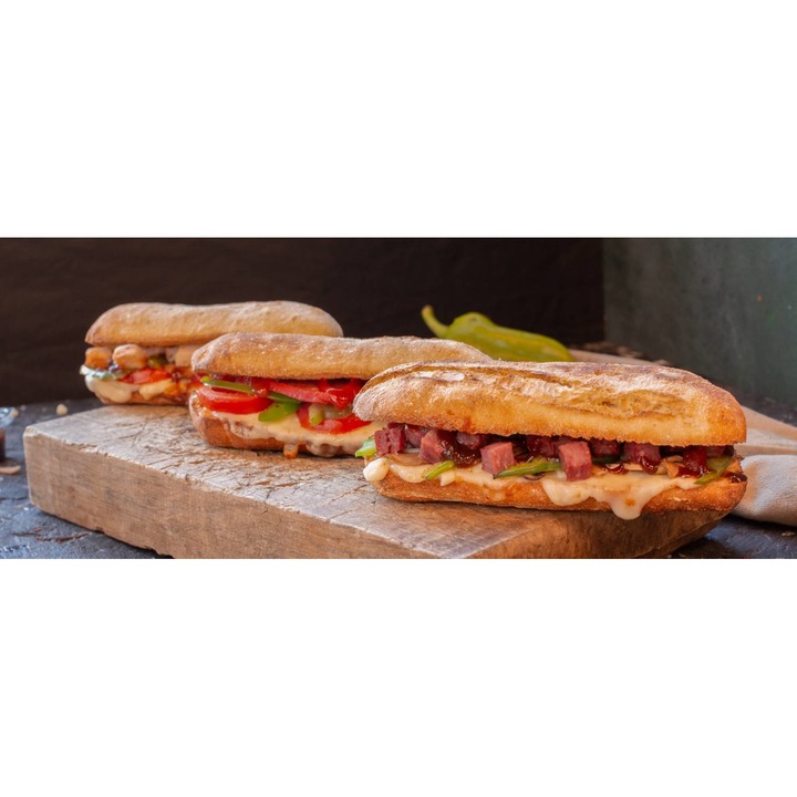 Öntapadó PVC tapéta - Szendvicsek fából készült tányéron, 100 x 150 cm