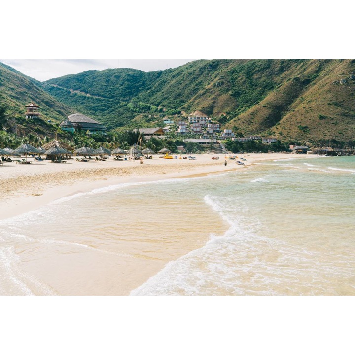 Öntapadó PVC tapéta - Tropical Beach a hegyek lábánál, 100 x 150 cm