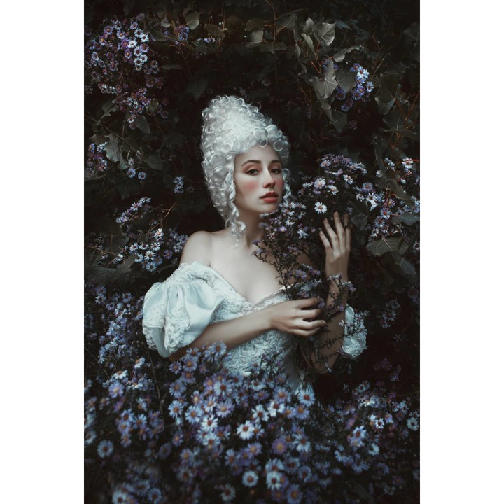 PVC öntapadó tapéta - Nő fehér virágos ruhában, 100 x 150 cm