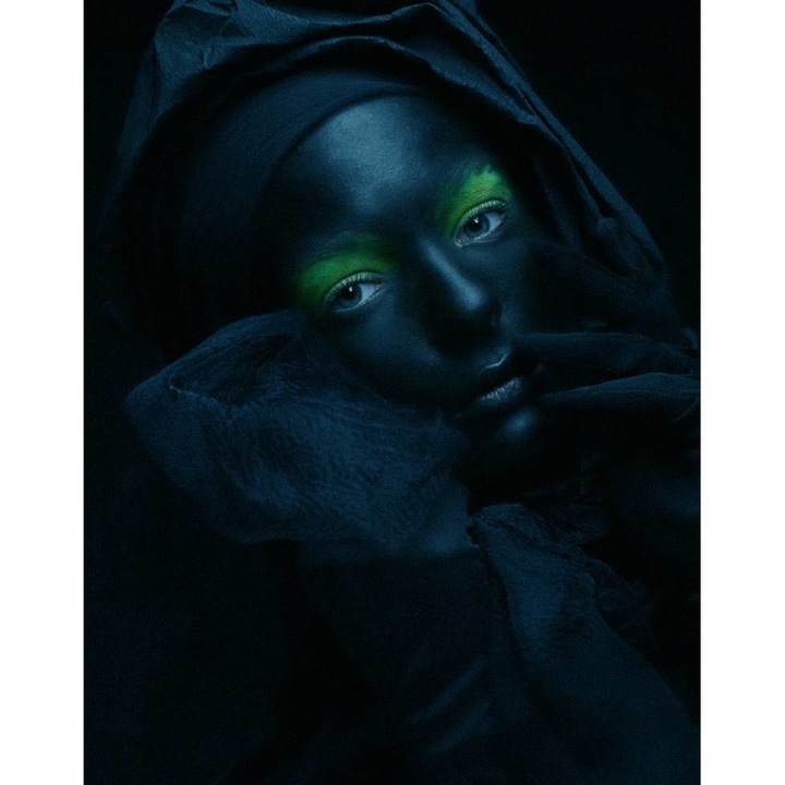 PVC öntapadó tapéta - Szexi nő zöld sminkkel, 100 x 150 cm