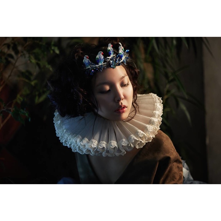 Sticker perete - Femeie Cu Guler Si Coroana, 120x80 cm