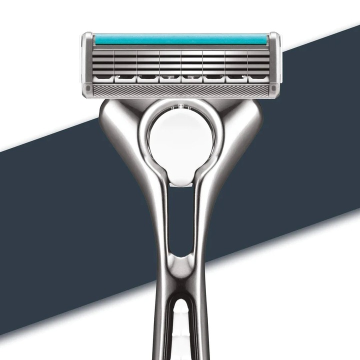 Комплект самобръсначка Wilkinson Sword Quattro Titanium Essential 4, 9 ножчета