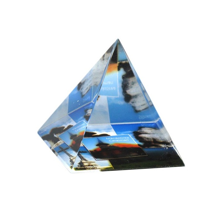 Piramida din sticla, ce are la baza o fotografie cu imagini din Muntii Bucegi, 5x5 cm
