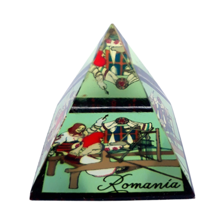 Piramida din sticla cu imagini reprezentand obiceiurile taranilor romani, M5, 5x5 cm