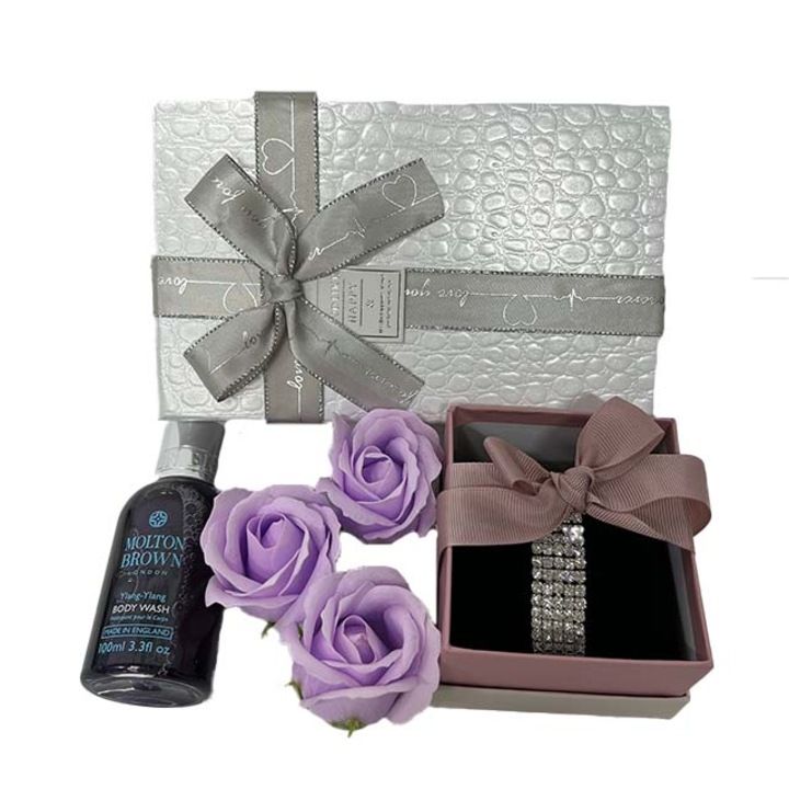 Set cadou Glamour pentru femei, Gel de dus Molton Brown Ylang-Ylang 100ml, Bratara cu pietre semipretioase si trei trandafiri din sapun, in cutie cadou alba, Velve, 19x12x7 cm