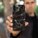 Folie Skin Back Apple Iphone 13 Pro telefonhoz, fekete márvány kivitel, magas markolat, teljes ragasztó, egyszerű telepítés