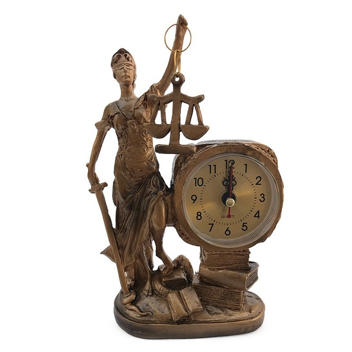 Decoratiune din rasina reprezentand Zeita Justitiei cu ceas din plastic, 13x19 cm