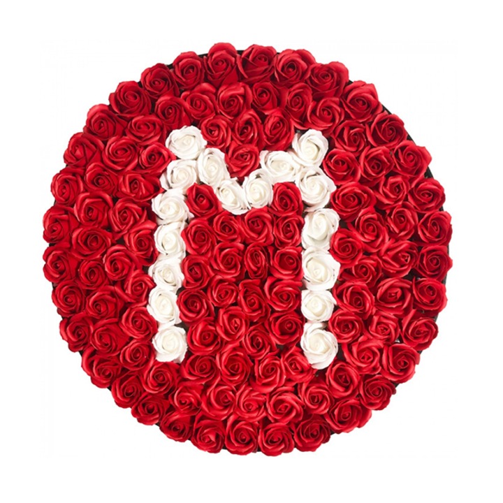 Aranjament floral personalizat cu litera cutie rotunda neagra cu 135 trandafiri de sapun, M, Velve, 20x50 cm