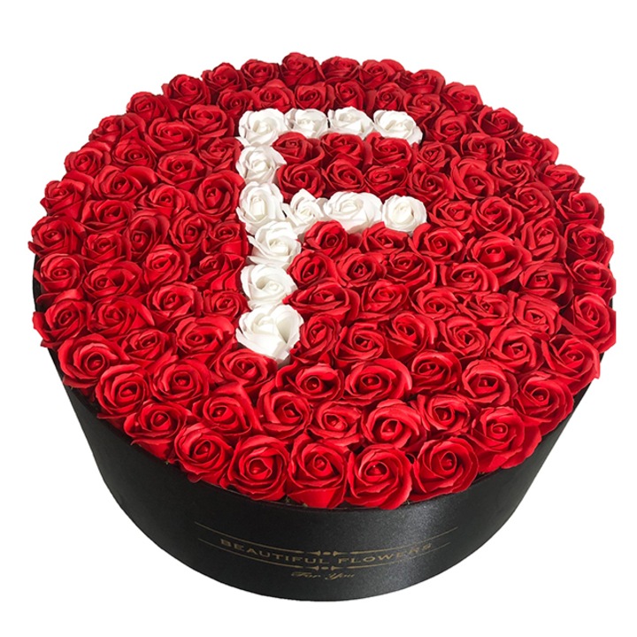 Aranjament floral personalizat cu litera cutie rotunda neagra cu 135 trandafiri de sapun, F, Velve, 20x50 cm