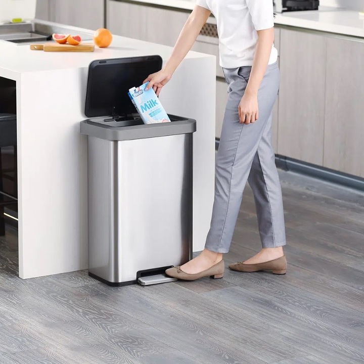 Cos de gunoi cu pedala EKO, Cozy, capacitate 45 litri, 1 compartiment detasabil, deschidere/inchidere silentioasa a capacului, suport fixare sac, corp din otel inoxidabil, rezistent la amprente, argintiu