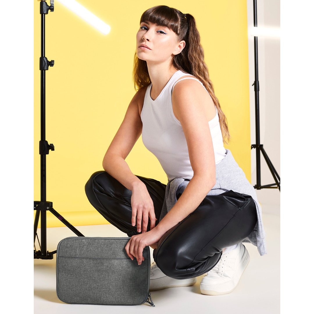 Husa de tableta Essential Tech Organiser, pentru iPad si accesorii, compatibila Apple iPad 10.2 (2022. 2021, 2020, 2019), Apple iPad Air (2019), Apple iPad Air, Apple iPad Pro 11, Apple iPad 9.7 (2018), 30 x 22 x 2 cm, gri