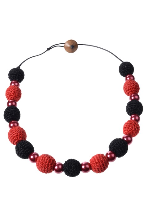 Colier handmade din bile de lemn crosetate, Gloria Maris, 845 Rosu/Negru, 50 cm