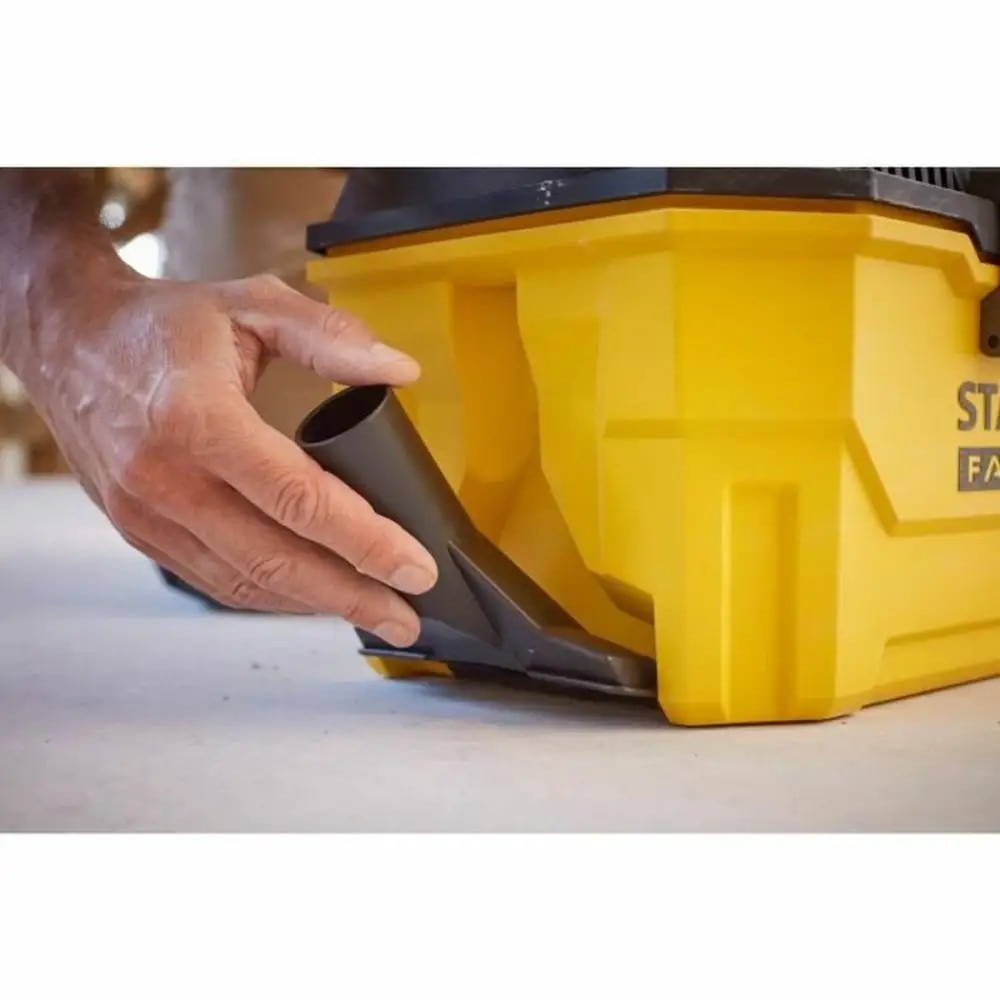 Aspirator portabil umed uscat cu acumulator 18V Stanley Fatmax SFMCV002B-XJ, capacitate 7.5 litri, duza pentru spatii inguste, livrat fara acumulator si incarcator
