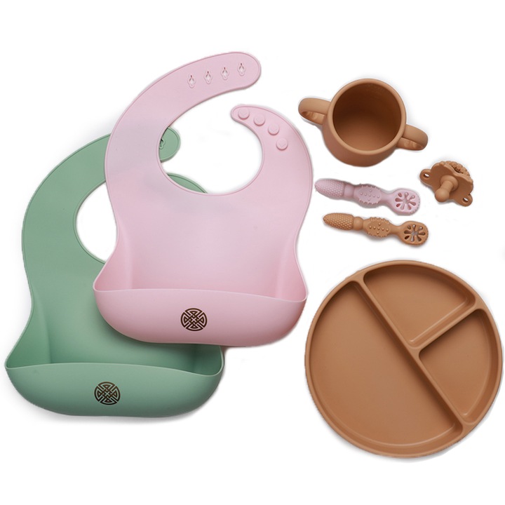 Силиконов комплект за хранене POKKO, 2 лигавника, 2 лъжици, 1 чаша, 1 чиния с отделения, 1 залъгалка, Без алергени