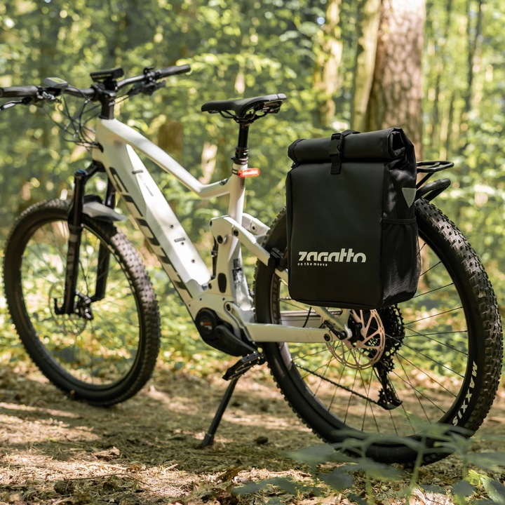Geanta laterala bicicleta, Zagatto®, Neagra, 21L, 34-53x27x15 cm, Impermeabila, Cu elemnete reflectorizante, Spatioasa, Bretea de umar detasabila, ZG735