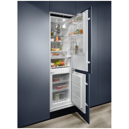 Хладилник с фризер за вграждане Electrolux LNC8ME18S, 248 л, NoFrost, Електронно управление, 178 см, Клас Е