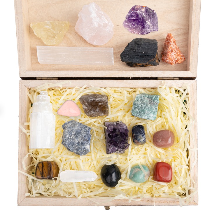 Prémium kristályok és féldrágakő gyógyító kövek készlet barna fadobozban, 19 darabot tartalmaz, szelenit torony, csakra kövek, nyers kristályok, ametiszt fürt, tiszta kristálypont, kvarc
