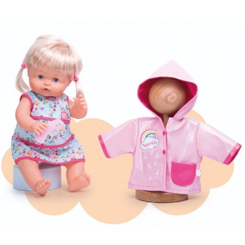 Papusa Nenuco cu Pelerina de Ploaie Papusa Nenuco cu Pelerina de Ploaie