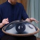 Перкусионен музикален инструмент Handpan 10 ноти 22-инчов ръчен барабан в ре мажор със стойка, пръчки и калъф за носене