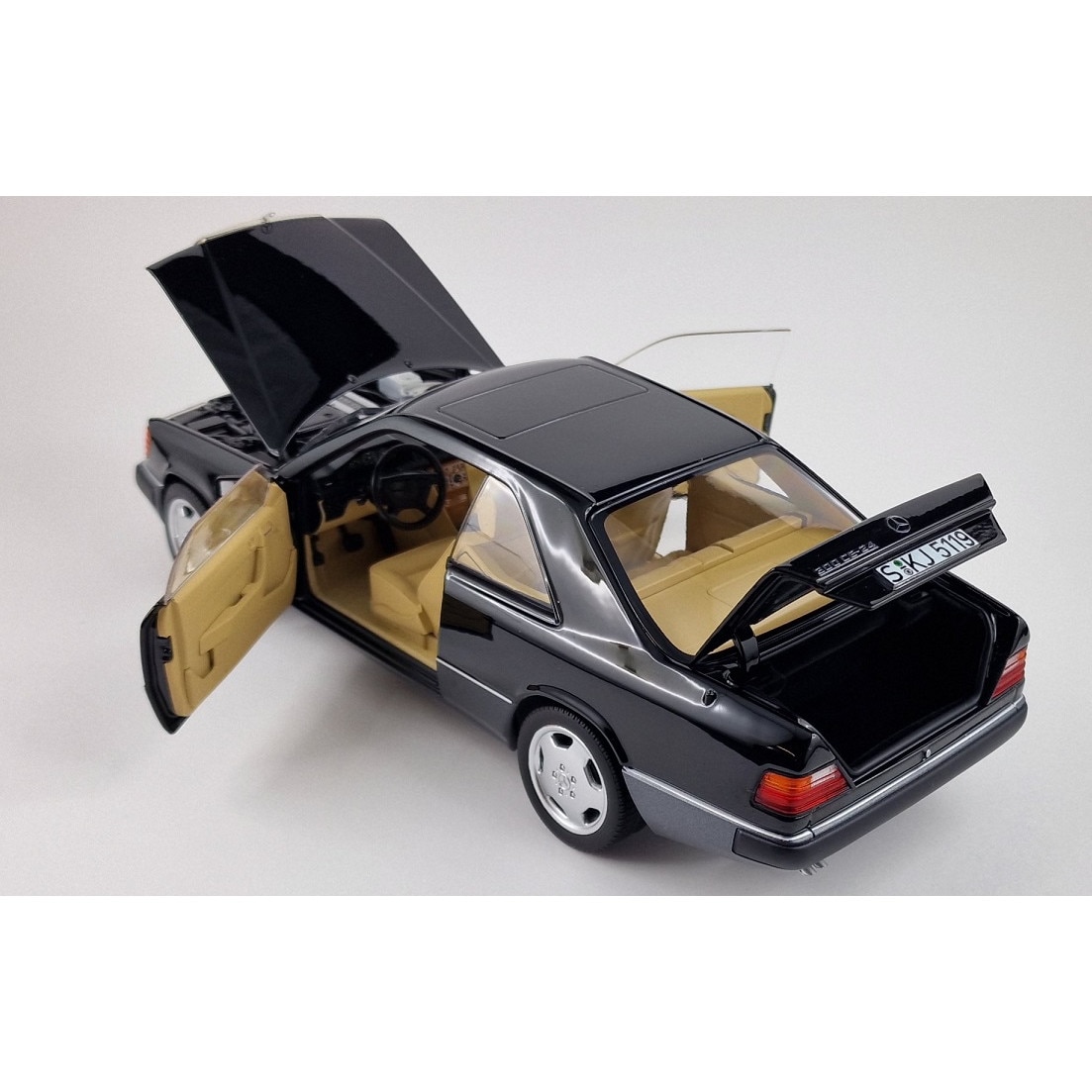 Machta Norev Mercedes-Benz 300 CE-24 Coupe C124 AMG negru - eMAG.ro
