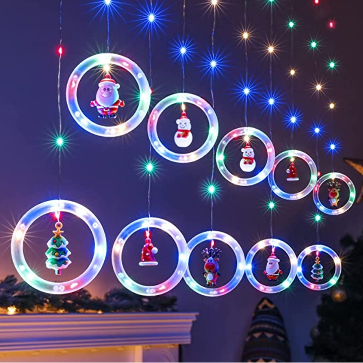 Instalatie tip perdea cu Ornamente de Craciun multicolor