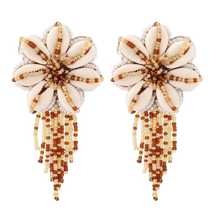 Cercei bej, forma de floare, cu scoici si margelute, Ewert C10, Pursehuit