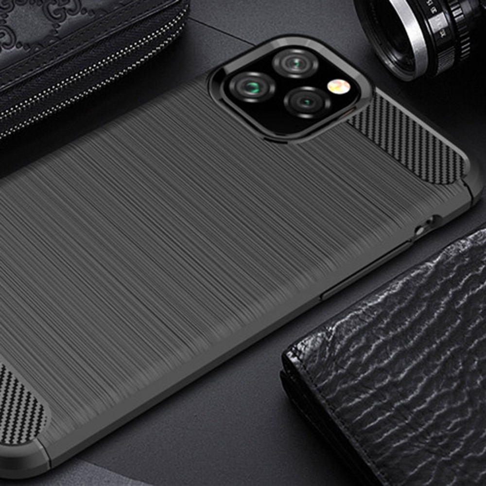 Husa protectie Mat-Tech compatibila cu iPhone 11 Pro Textura Carbon, Finisaj Mat, Anti-Shock, Anti-Fingerprint, Rezistenta la impact, Negru