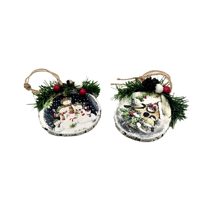 Set doua decoratiuni de Craciun lucrate manual pe rondele de lemn, familii, oameni de zapada si pasari