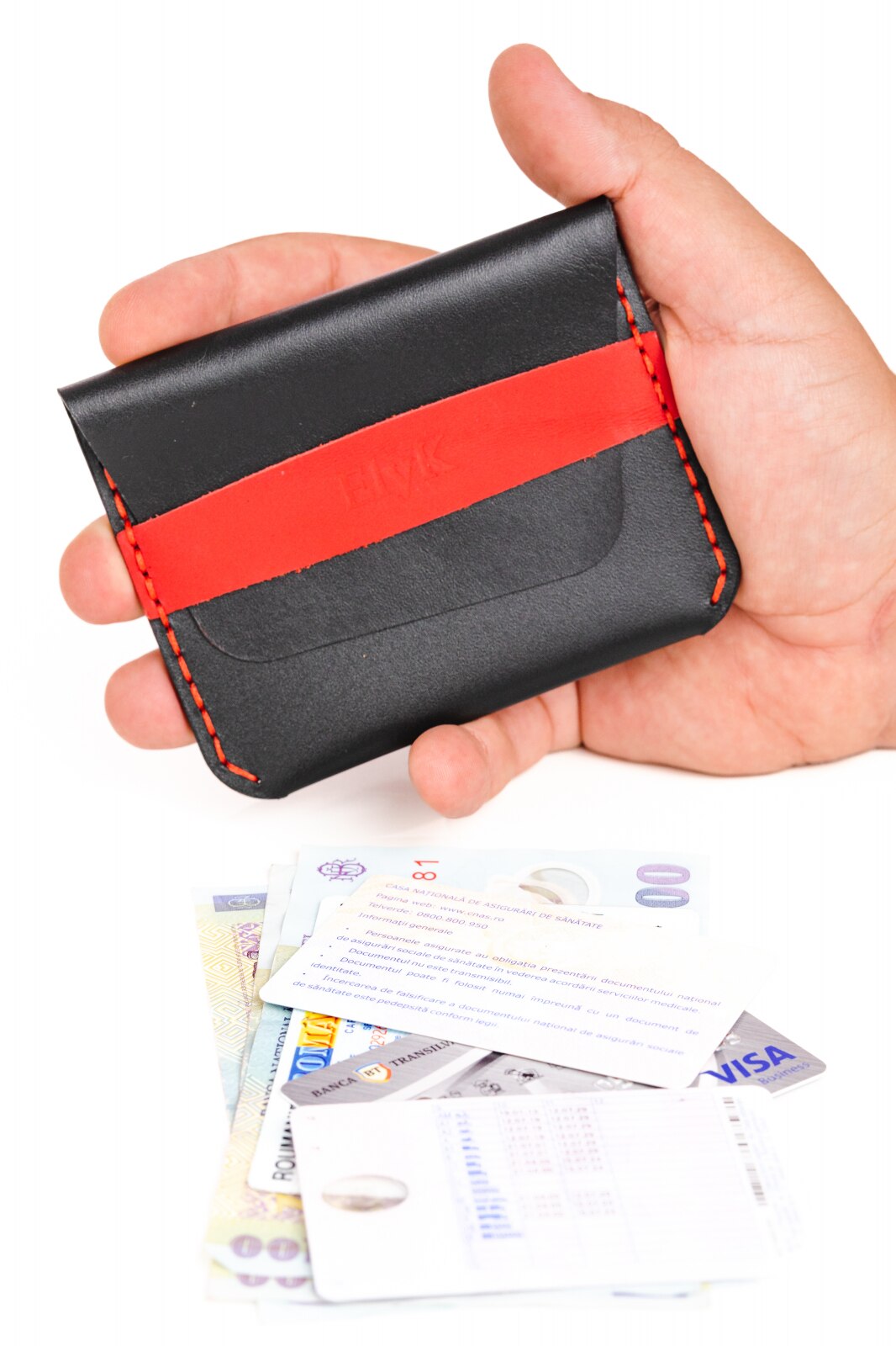 Минималистичен портфейл от естествена кожа, обработван и шит на ръка ...