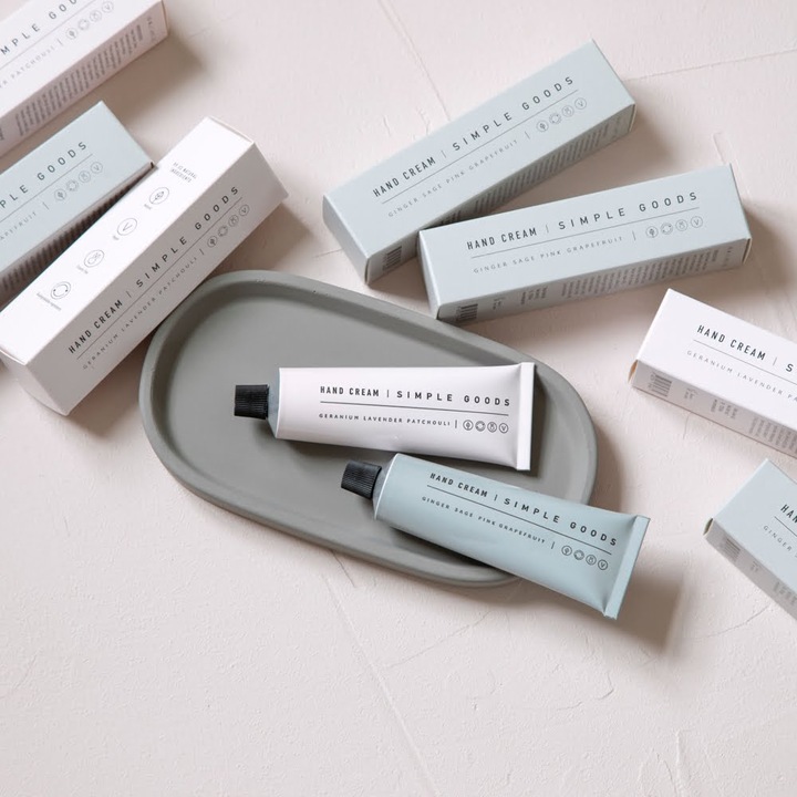 Simple Goods kézkrém, Geránium, muskátli, levendula és pacsuli illat, 100% vegán, édes mandula olaj, shea vaj, 50 ml