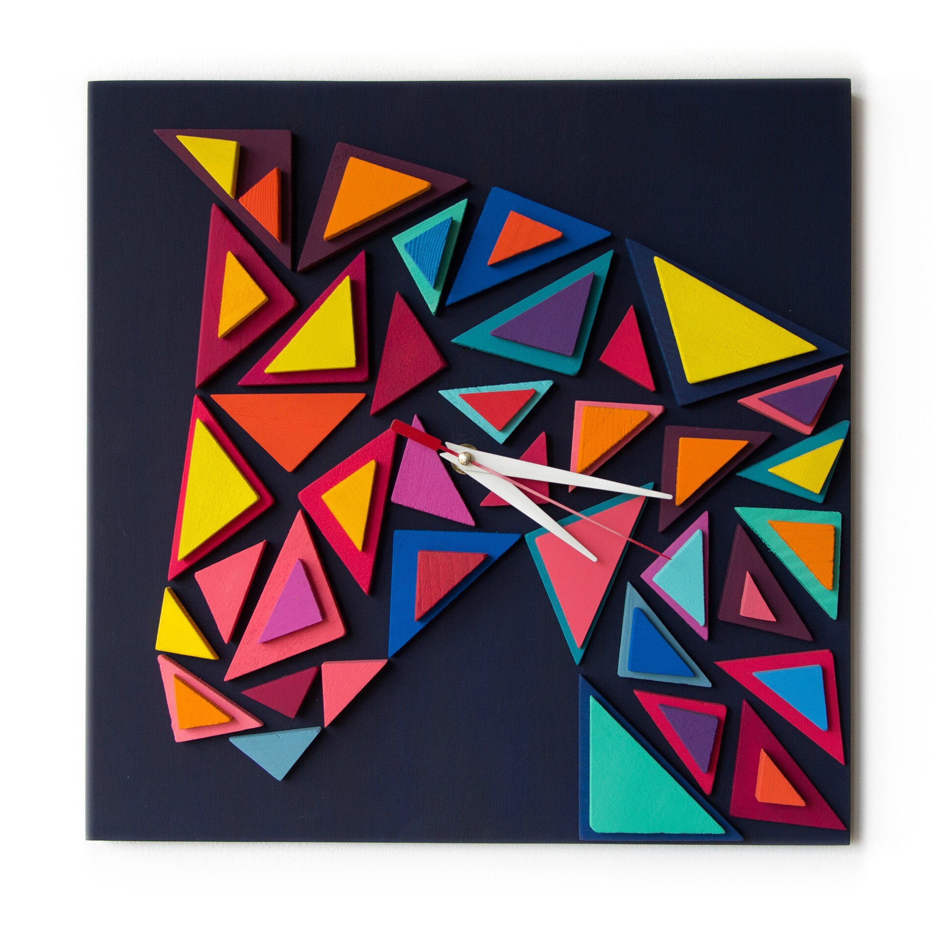 Ceas decorativ cu motive geometrice colorate