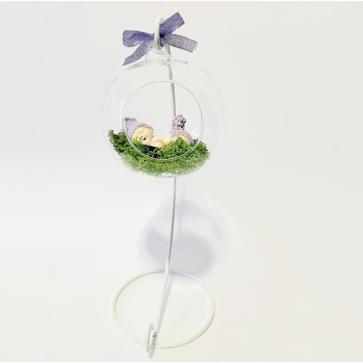 Glob sticla terariu 10 cm cu suport alb 27,5 cm si decoratiune cu pat de licheni si figurina ceramica bebel 7 cm pictat