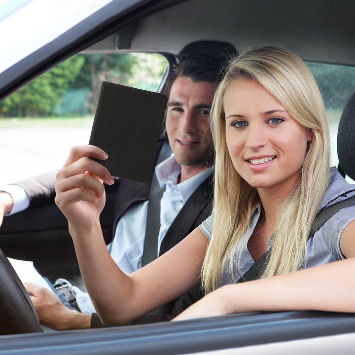 Portdocument auto Kwmobile pentru acte 10.5 x 14.8 cm, piele ecologica, negru, portabil, antizgarieturi