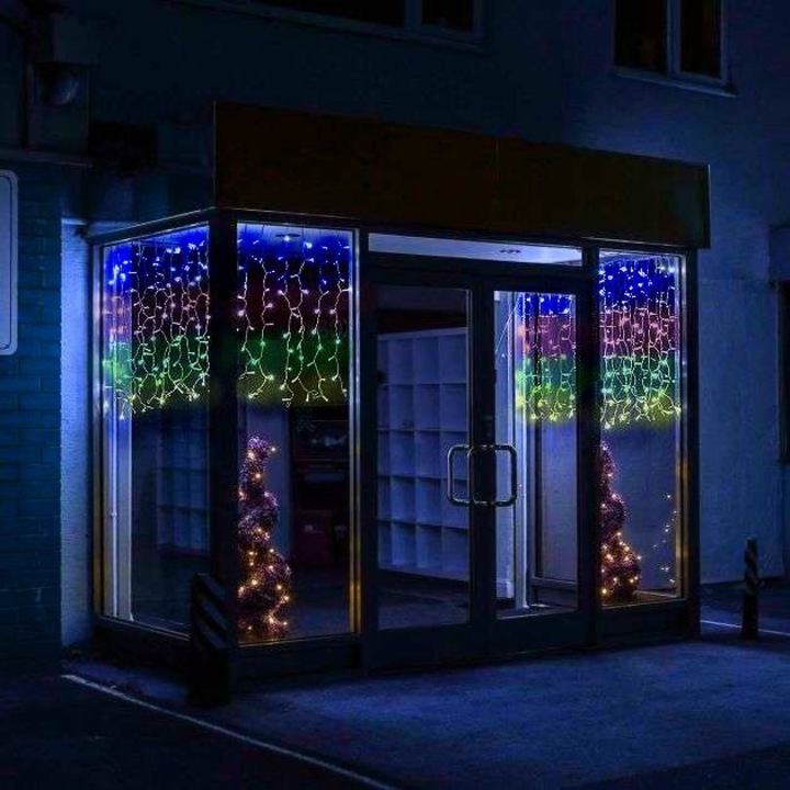 V8-as kültéri függöny beépítés - többszínű, összekapcsolható, 120 led, 3 x 1 m, fehér vezeték