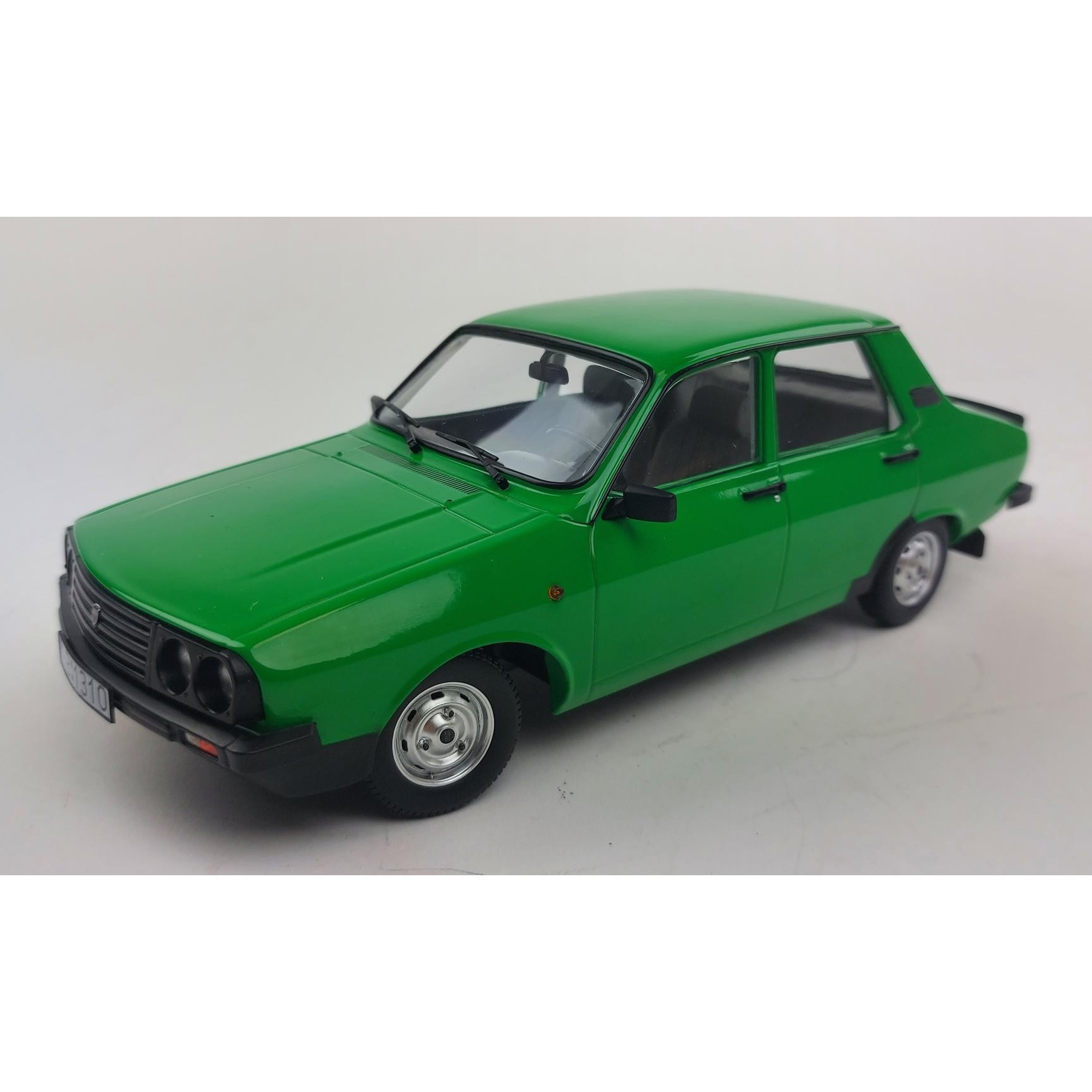 Macheta auto Dacia 1310 TLX verde 1991, 1:18 Triple9 - eMAG.ro
