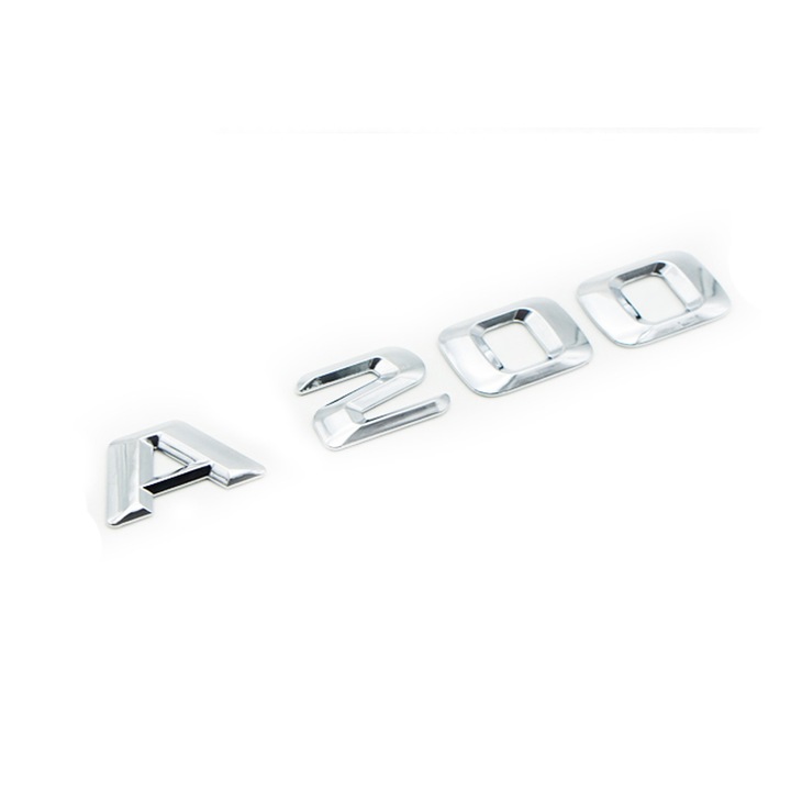 200-as embléma a Mercedes csomagtartójának hátuljára