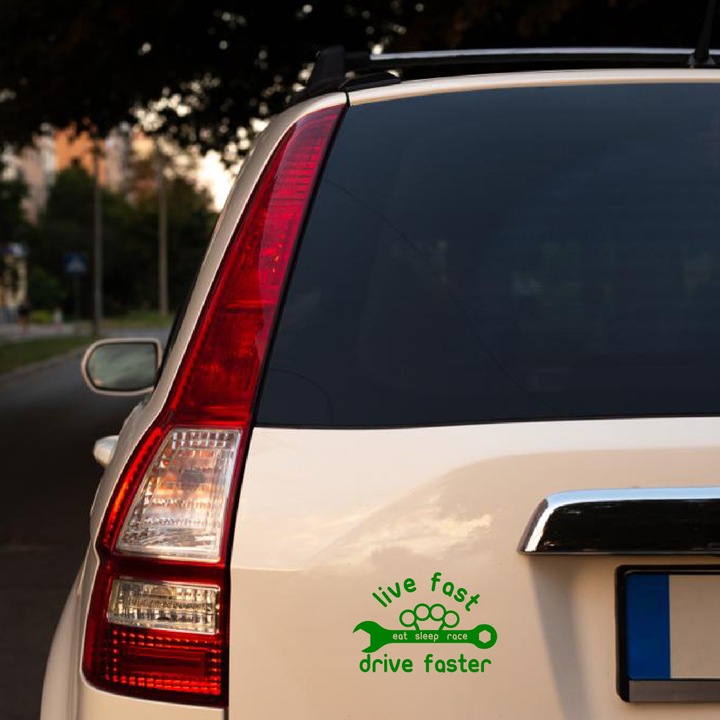 Sticker decorativ perete, auto si geam, Live fast, Verde, 19 cm