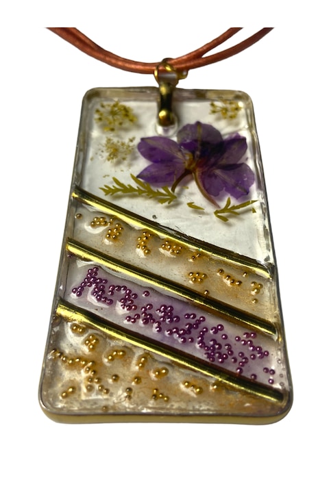 Colier handmade, cu flori naturale prinse in rasina, unicat, 7 cm x 4 cm, mov / auriu